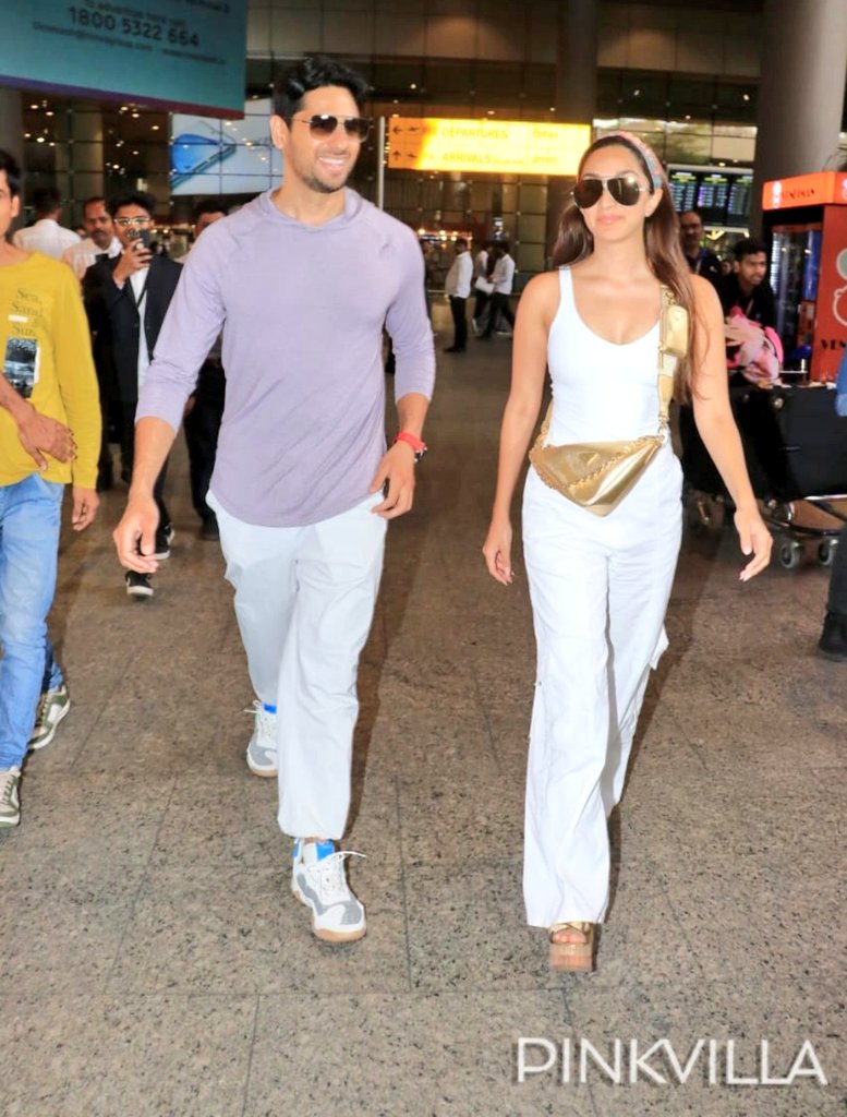 Newlyweds #KiaraAdvani and #SidharthMalhotra papped at Mumbai airport 😍❤️

#SidKiara #sidkiaralove
