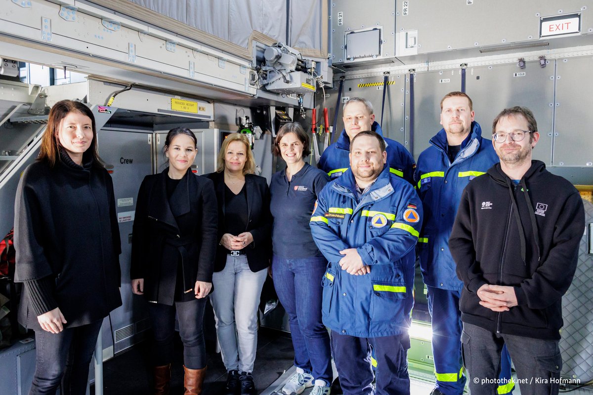 BMI_Bund's tweet photo. In #Gaziantep ist heute ein weiterer Flieger mit Hilfsgütern gelandet: 100 Zelte, über 1000 Schlafsäcke, 400 Feldbetten werden gerade ausgeladen. Nancy #Faeser und @ABaerbock sprechen mit Frachtbegleitern von @THWLeitung &amp; @BBK_Bund &amp; Mitarbeiter/-innen von Hilfsorganisationen. https://t.co/v9467fLOnI