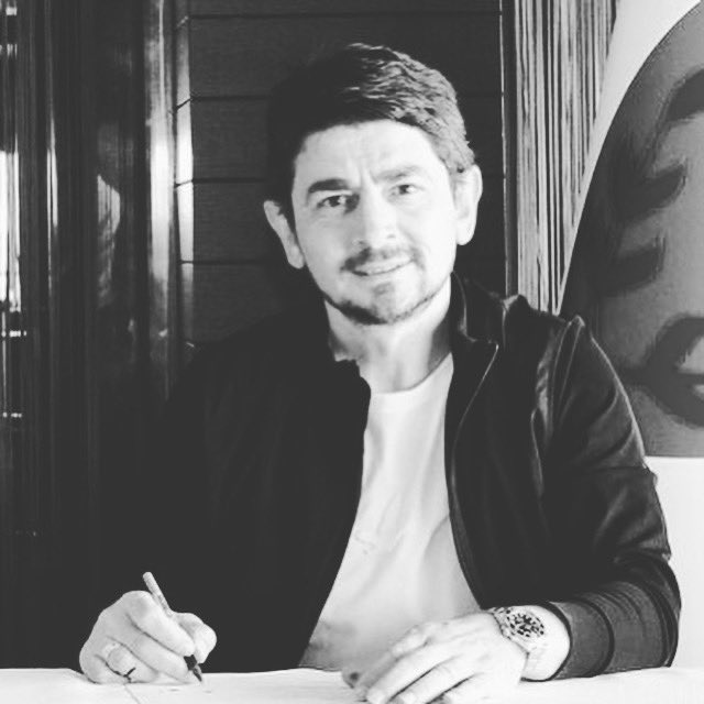 Gökhan Kağıtcıoğlu (@gkhnkagitcioglu) on Twitter photo Geldiğimizde herkes Taner Hoca diyordu,  ben sana Taner Ağabey demek istiyorum dediğimde, çok mutlu olurum demiştin. Bu kısa zamanda seni tanımış olmaktan, seninle çalışmış olmaktan dolayı kendimi şanslı hissediyorum.
Allah rahmet eylesin, mekanın cennet olsun güzel Ağabeyim… Geldiğimizde herkes Taner Hoca diyordu,  ben sana Taner Ağabey demek istiyorum dediğimde, çok mutlu olurum demiştin. Bu kısa zamanda seni tanımış olmaktan, seninle çalışmış olmaktan dolayı kendimi şanslı hissediyorum.
Allah rahmet eylesin, mekanın cennet olsun güzel Ağabeyim…