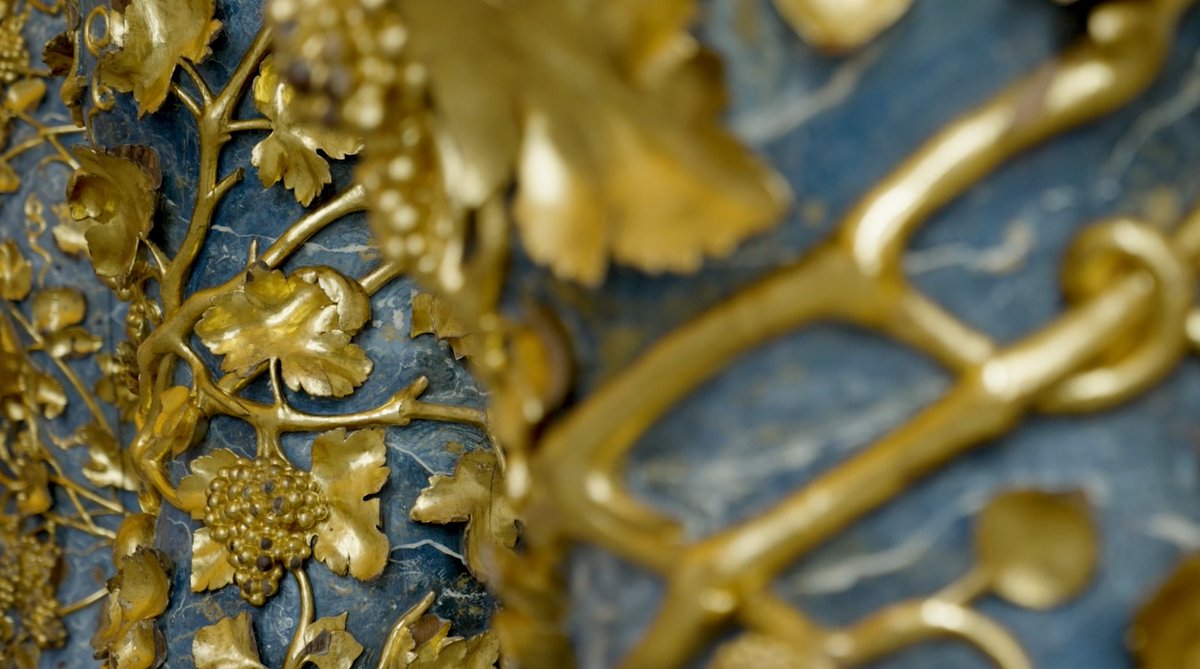 💙¡Damos la bienvenida a las columnas salomónicas de #LaGalería!

Recién restauradas y expuestas en la planta -1, donde podréis verlas desde este verano.

🔎Nuestra presidenta <a href="/AnadelaCuevaF/">Ana de la Cueva</a> y la directora de las #ColeccionesReales Leticia Ruiz las han presentado hoy en sociedad.