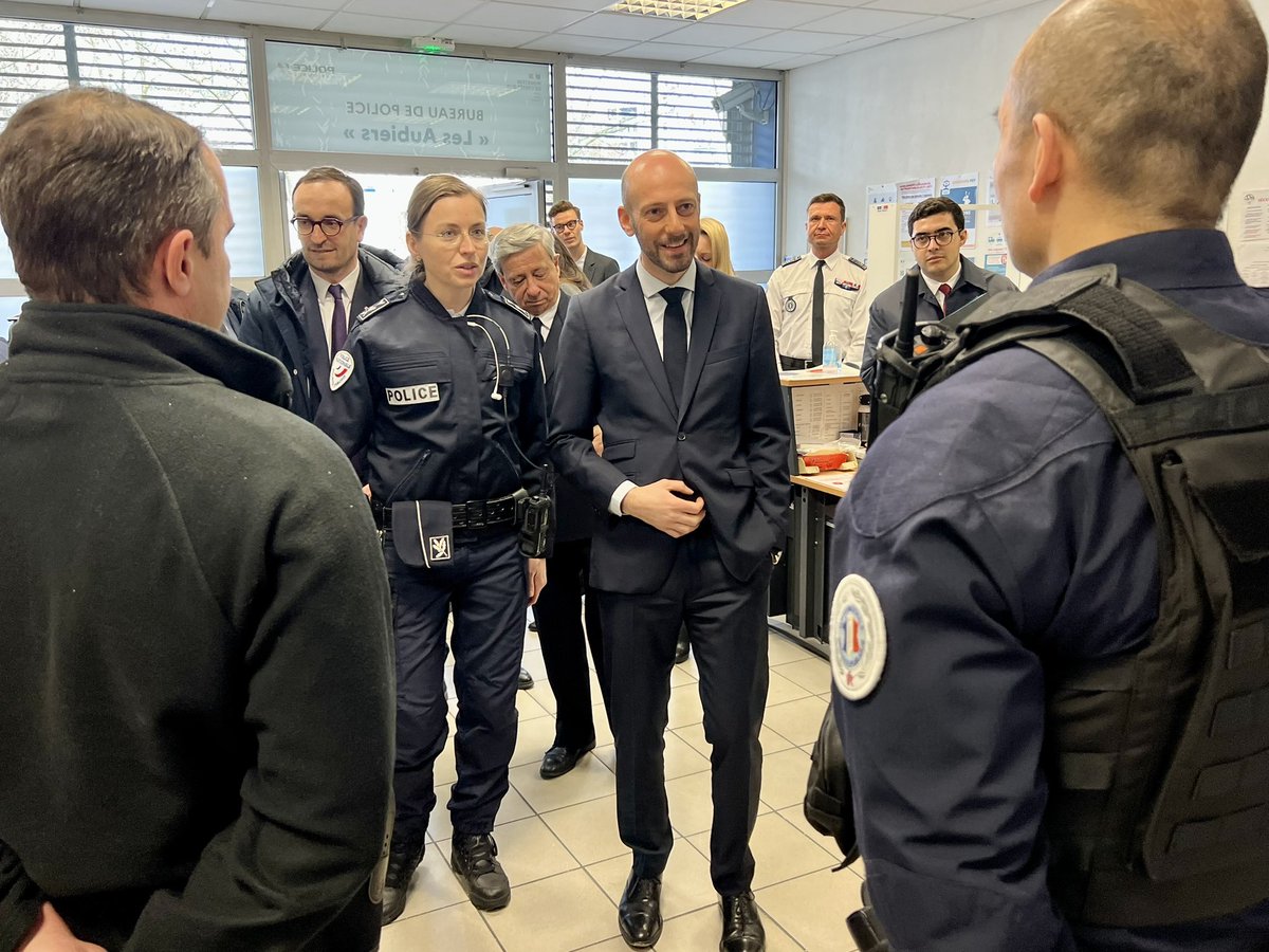 T_Cazenave's tweet photo. Visite du commissariat des Aubiers pour échanger avec les agents présents sur la situation dans le quartier et rencontre avec les associations qui oeuvrent au quotidien pour faire vivre le quartier au centre d'animation Bordeaux-Lac.
Un grand merci @StanGuerini pour ta présence ! https://t.co/1gfU9clCnd