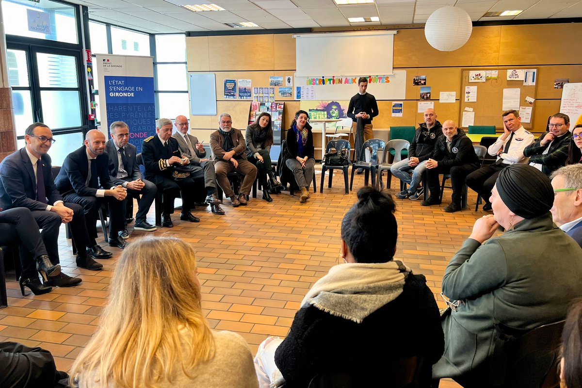 T_Cazenave's tweet photo. Visite du commissariat des Aubiers pour échanger avec les agents présents sur la situation dans le quartier et rencontre avec les associations qui oeuvrent au quotidien pour faire vivre le quartier au centre d'animation Bordeaux-Lac.
Un grand merci @StanGuerini pour ta présence ! https://t.co/1gfU9clCnd