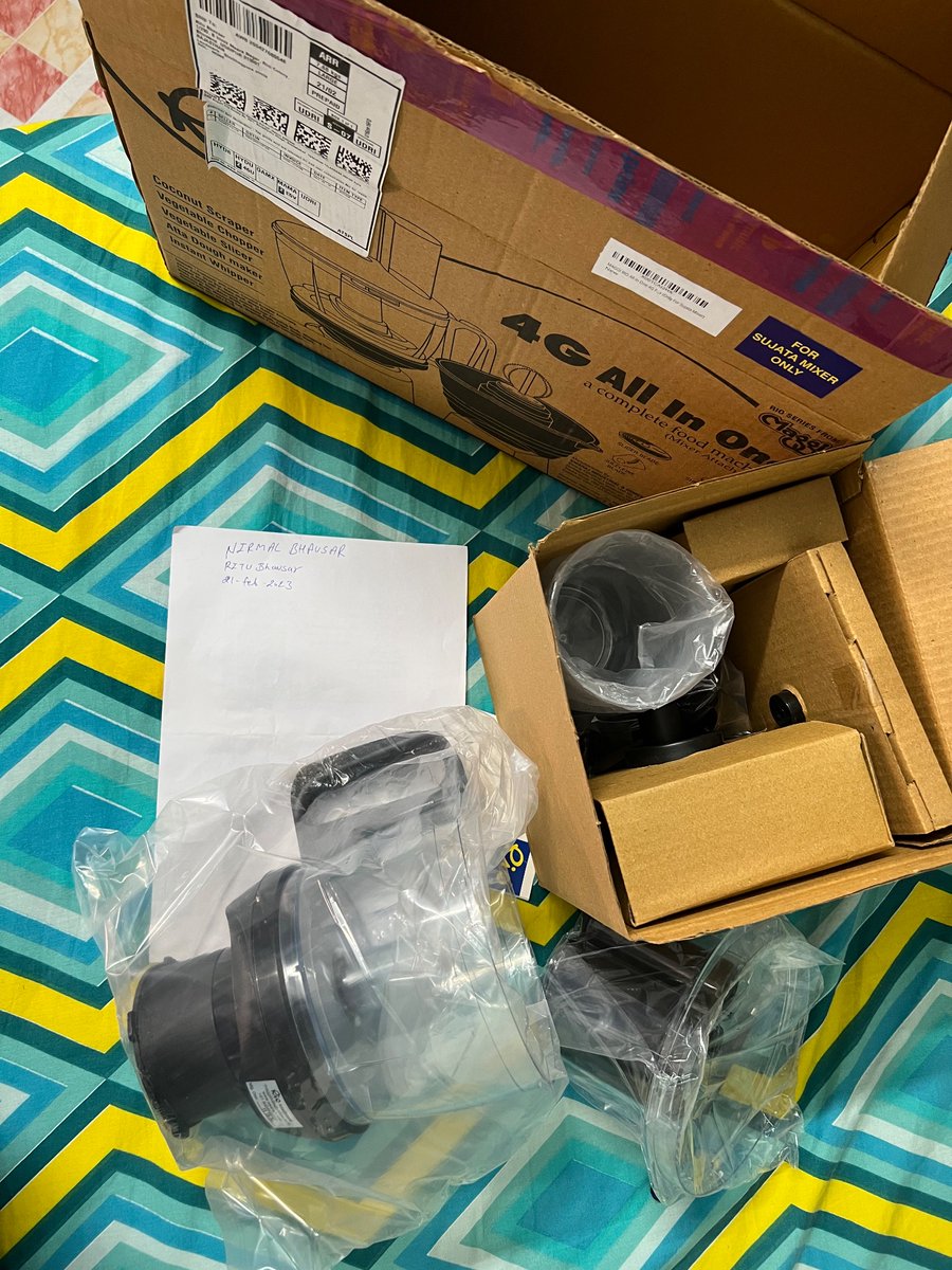 Nimm_10's tweet photo. What a pathetic service service provided by @amazon @AmazonHelp I ordered a Phillips Vaccum Cleaner and received mixer grinder jars. Now they are saying we require 3 days to investigate. @jagograhakjago @Flipkart @ABPNews @aajtak https://t.co/gJelC1OwVH