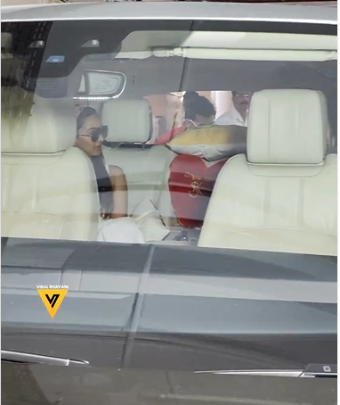 That heart shaped pillow with "KS" symbol ♥️

#SidKiara #SidharthMalhotra #KiaraAdvani