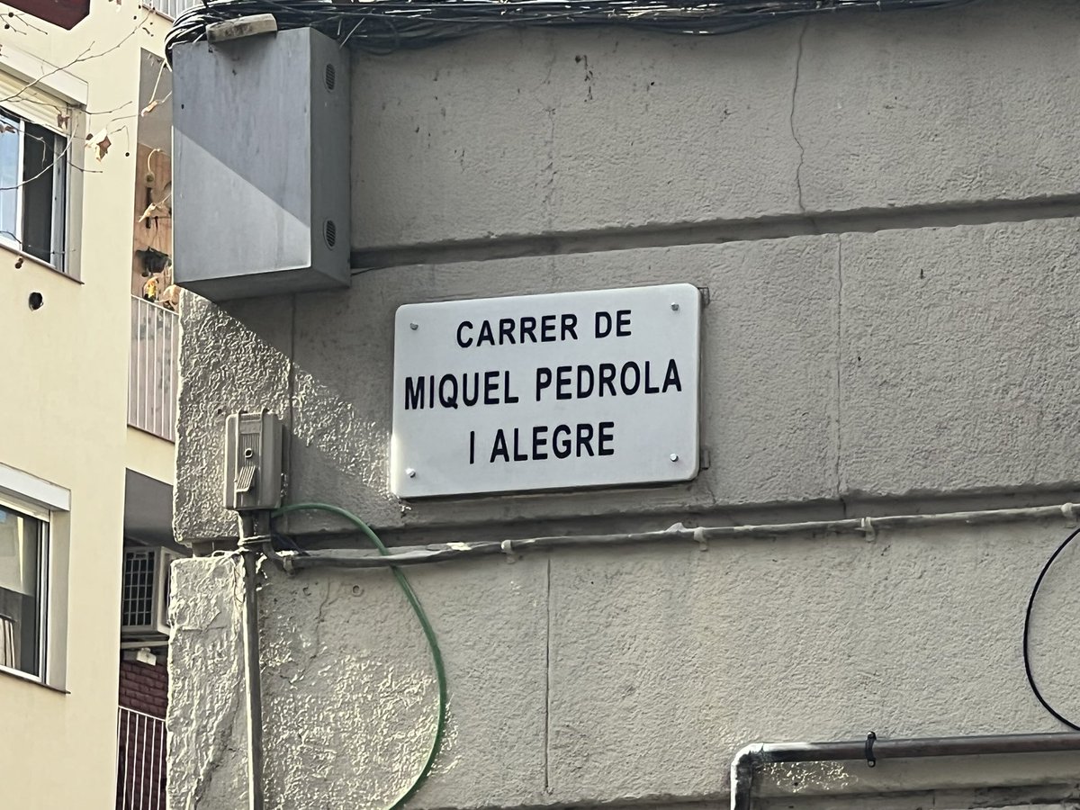 Avui, Miquel Pedrola ha tornat a la Barceloneta. La lluita ciutadana ha aconseguit recuperar un carrer amb el seu nom, canviant així el d’un almirant, per un antifeixista combatent del POUM. Gràcies a tothom que ho ha fet possible