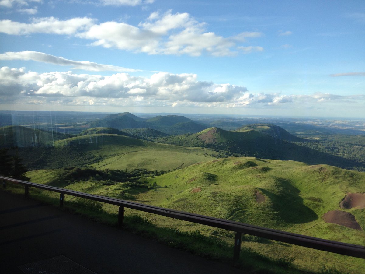 AngleDroit_'s tweet photo. Est-ce-que vous avez déjà bossé dans un cadre de travail particulièrement beau ? 

J’avais fait un job d’été au sommet du Puy-de-Dôme et tous les jours, j’avais vu sur la chaîne des Puys, c’était incroyable ❤️ https://t.co/9E1DdKomW4
