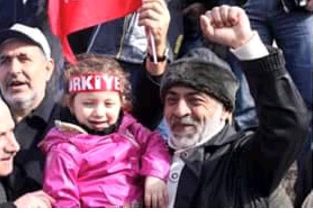 gunel_suat's tweet photo. Banka kasaları
Mal mülk yasaları
Tetikçi yarasaları
Ne kadar çaresiz değilmi
Biz çocuk umuduna sarıldıkça
Gül'üm https://t.co/JNLckje0Im