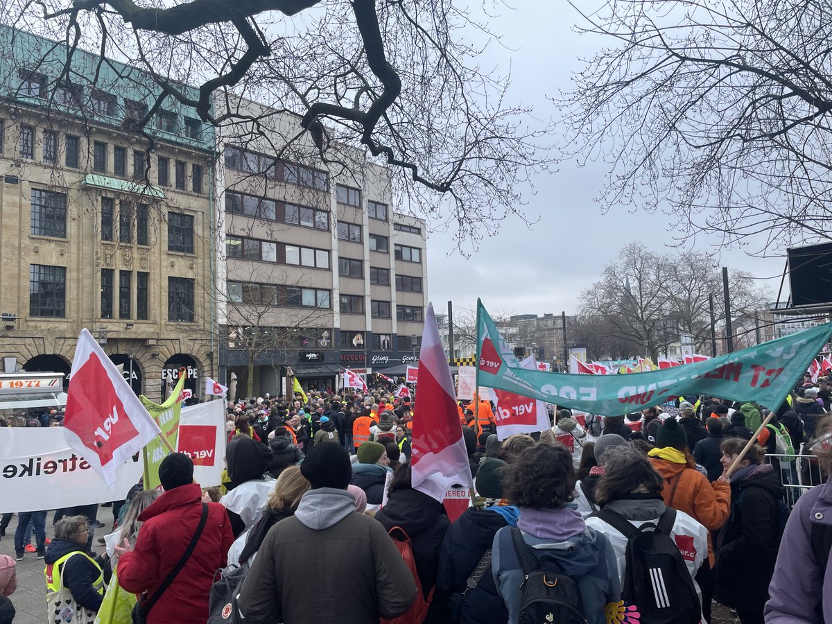 dgb_nds's tweet photo. Heute ist kein Arbeitstag, heute ist #Arbeitskampf: Die Goseriede in #Hannover ist rappelvoll, über 5.000 Beschäftigte nahmen am #Warnstreik im öffentlichen Dienst teil & haben ein klares Signal an die Arbeitgeber gesendet. Gutes Angebot jetzt!
ZUSAMMEN GEHT MEHR! #tvoed #troed https://t.co/g0CzTvvDKZ