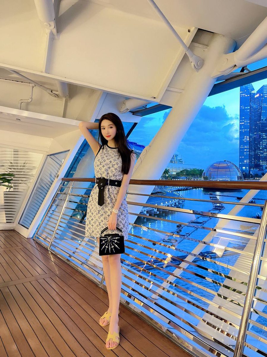 To attract a person by facial features, to keep a person by three views, in the end, no matter how beautiful you are, interesting, useful, only rich, indispensable."