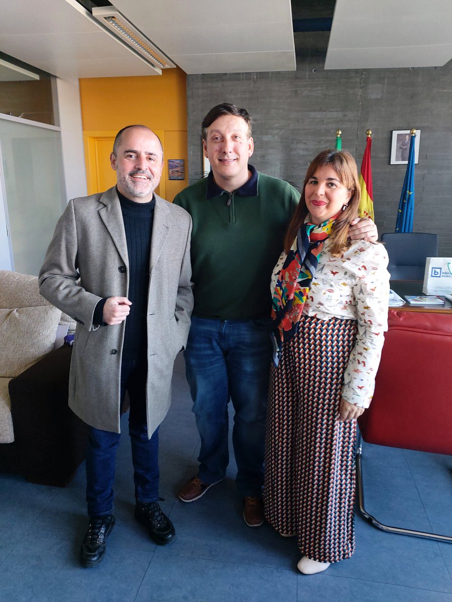 elsagonsan's tweet photo. Nu Día Internacional das Lenguas Mairis, queru compartil con vos que na reunión con u Secretariu General de Educación se levó un paqueti de medías sobri cómu "oficializal" a Fala nu sistema educativo estremeñu.
Esperemus que algunha proposta chegui a bo portu. ¡Viva a nosa Fala! https://t.co/xQt7evEpDQ