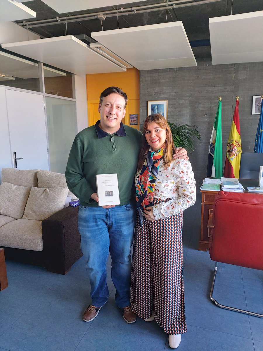 elsagonsan's tweet photo. Nu Día Internacional das Lenguas Mairis, queru compartil con vos que na reunión con u Secretariu General de Educación se levó un paqueti de medías sobri cómu "oficializal" a Fala nu sistema educativo estremeñu.
Esperemus que algunha proposta chegui a bo portu. ¡Viva a nosa Fala! https://t.co/xQt7evEpDQ