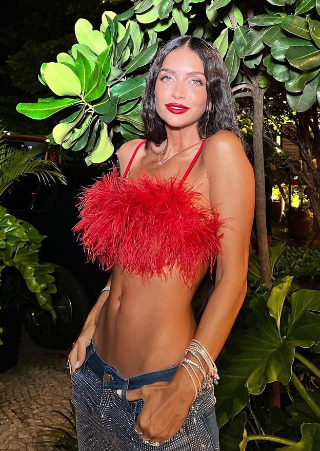 guadalupe_laga's tweet photo. Carnaval de Brasil 🇧🇷

A puro brillo, deslumbraron los looks en el desfile del carnaval (vestidos con plumas, lentejuelas y strasses)

❤️‍🔥Outfits bomba @zairanails @LuanaBarron  @papikunno 

#PandoraInRio 💎 #InfluencerMarketing #zairanara #DiversityandInclusion #Carnaval2023 https://t.co/SUF5mh5wXn