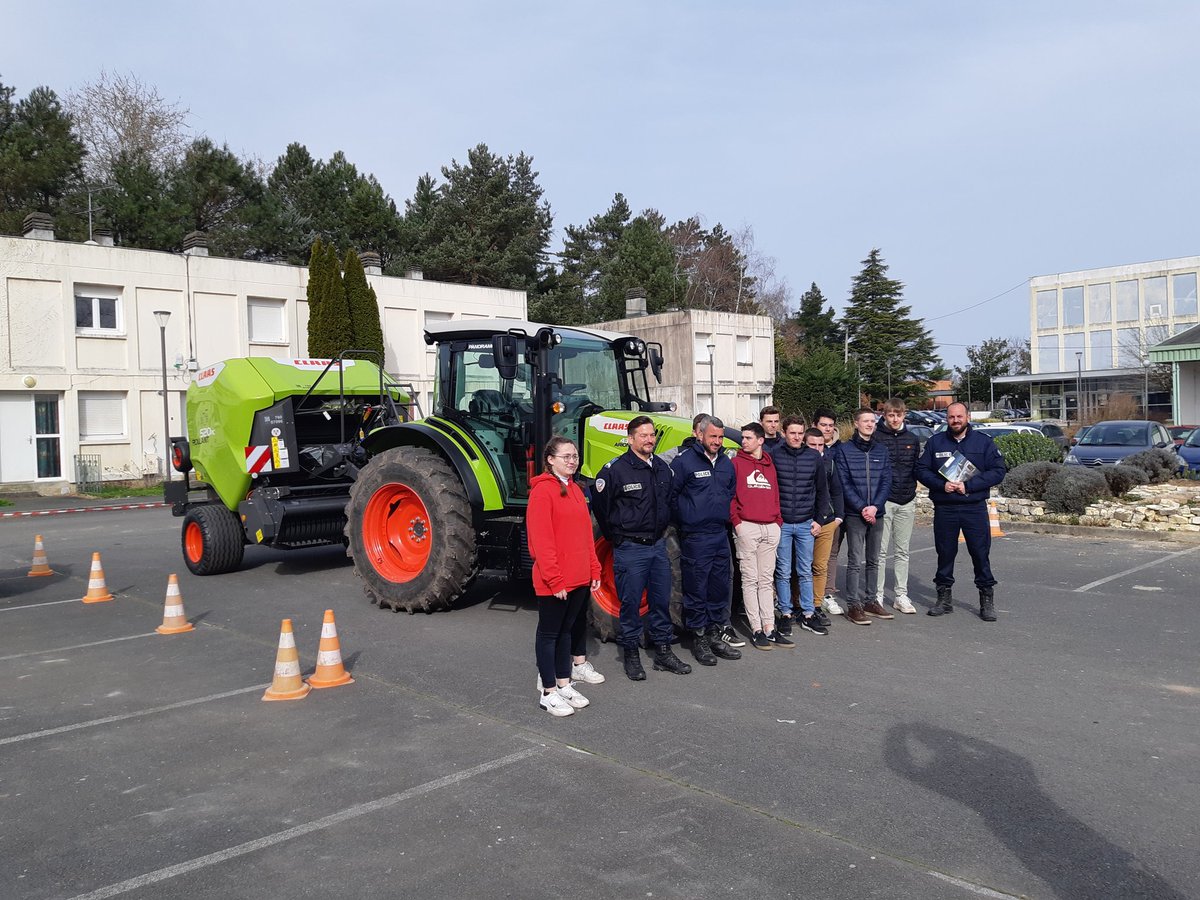 Accueil de la piste 10 de Conduite Agricole au Lycée de #Périgueux,  + présence du simulateur de retournement . #Prevenir les risques pour éviter l'accident. 
Une valeur essentielle chez #Groupama. #proximite #territoire 
#mutualisme <a href="/LaVieGroupama/">La Vie Mutualiste Groupama</a>