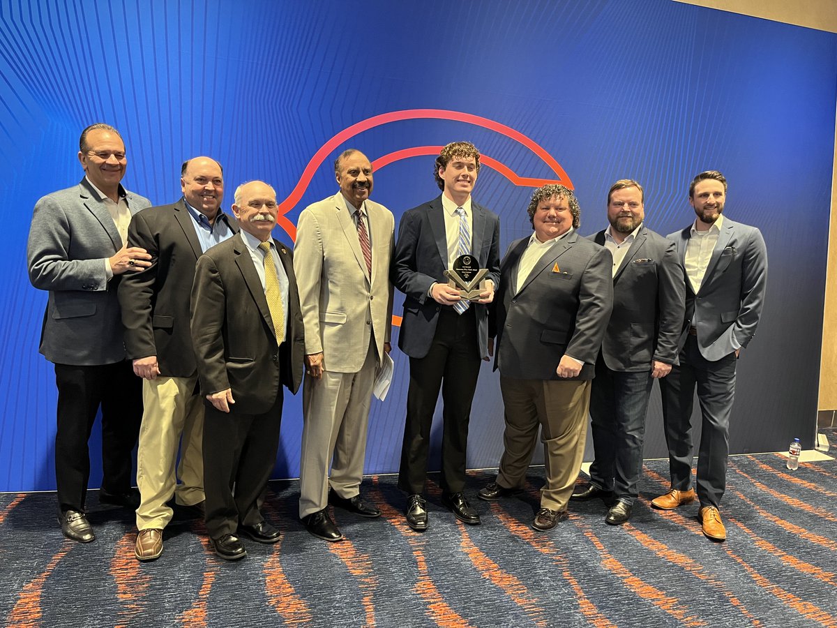 kicker34's tweet photo. It was my pleasure to present the 2022 Fred Mitchell Award to Ethan Gettman of Bryant University during Monday night's National Football Foundation ceremony at Halas Hall in Lake Forest. https://t.co/rcA5De3RdR https://t.co/cSQkwtPE30