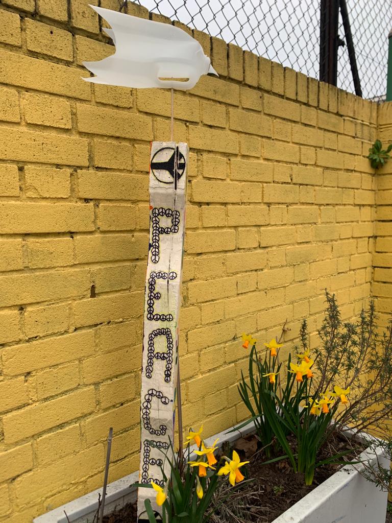 Peace columns made by ESO3.
A daily reminder of the need for a more peaceful world. 
#Peace #ArtforPeace #ArtePorLaPaz #Paz
@AccEducativaExt @isaschools @consejeriauk