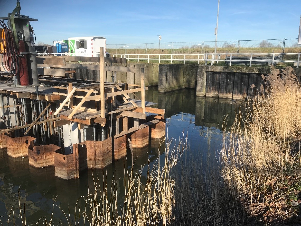 wsrivierenland's tweet photo. Hoe bouw je een compleet nieuwe stuw in de Linge zonder dat dit de aan- en afvoer van water verstoort? Die uitdaging gaan we aan bij het Amsterdam-Rijnkanaal. Er komt een nieuwe stuw omdat vissen de oude stuw niet kunnen passeren. De nieuwe krijgt een #vislift.  #watdoenwij https://t.co/YpsowkGIX3