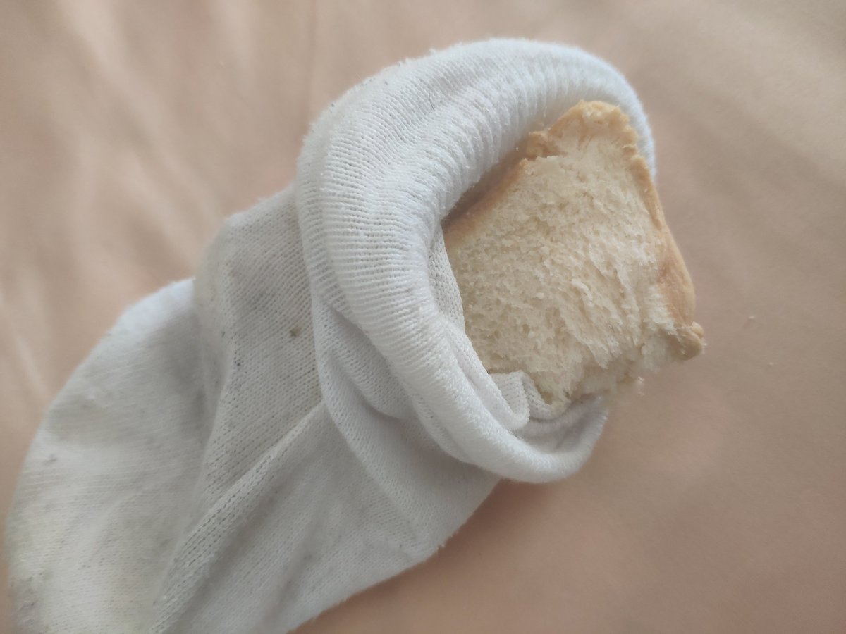 发个原味新品，土司面包放袜子里，然后运动塞碎，重口棉袜的味道也渗透进面包里，欢迎大家建议新品，出圣水口水黄金口嚼重口丝袜，你也可以寄来我穿 https://t.co/bbqpdDqRkH