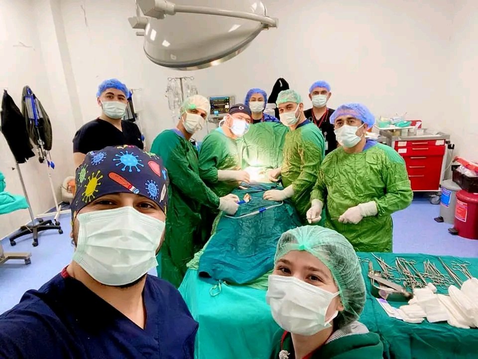 MMarreroCruz's tweet photo. Nuestros profesionales de la #Salud brindan su ayuda solidaria sin descanso en la hermana Türkiye. 
Desde Cuba seguimos sus historias diarias, siempre cargadas de emoción y humanismo.
Un abrazo a todos.
#MásQueMédicos
#CubaPorLaVida https://t.co/mfbmJMTfjv