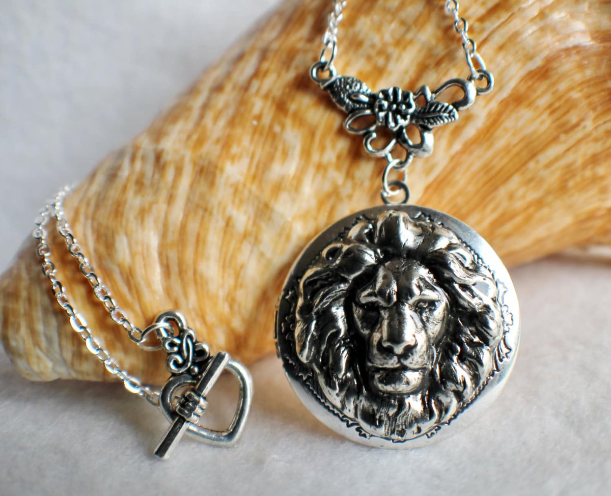 RT @charsfavorite: Lion photo locket, round silver tone locket with lion on front cover. tuppu.net/f6aece7a #Etsy #Charsfavoritethings #PottiTeam