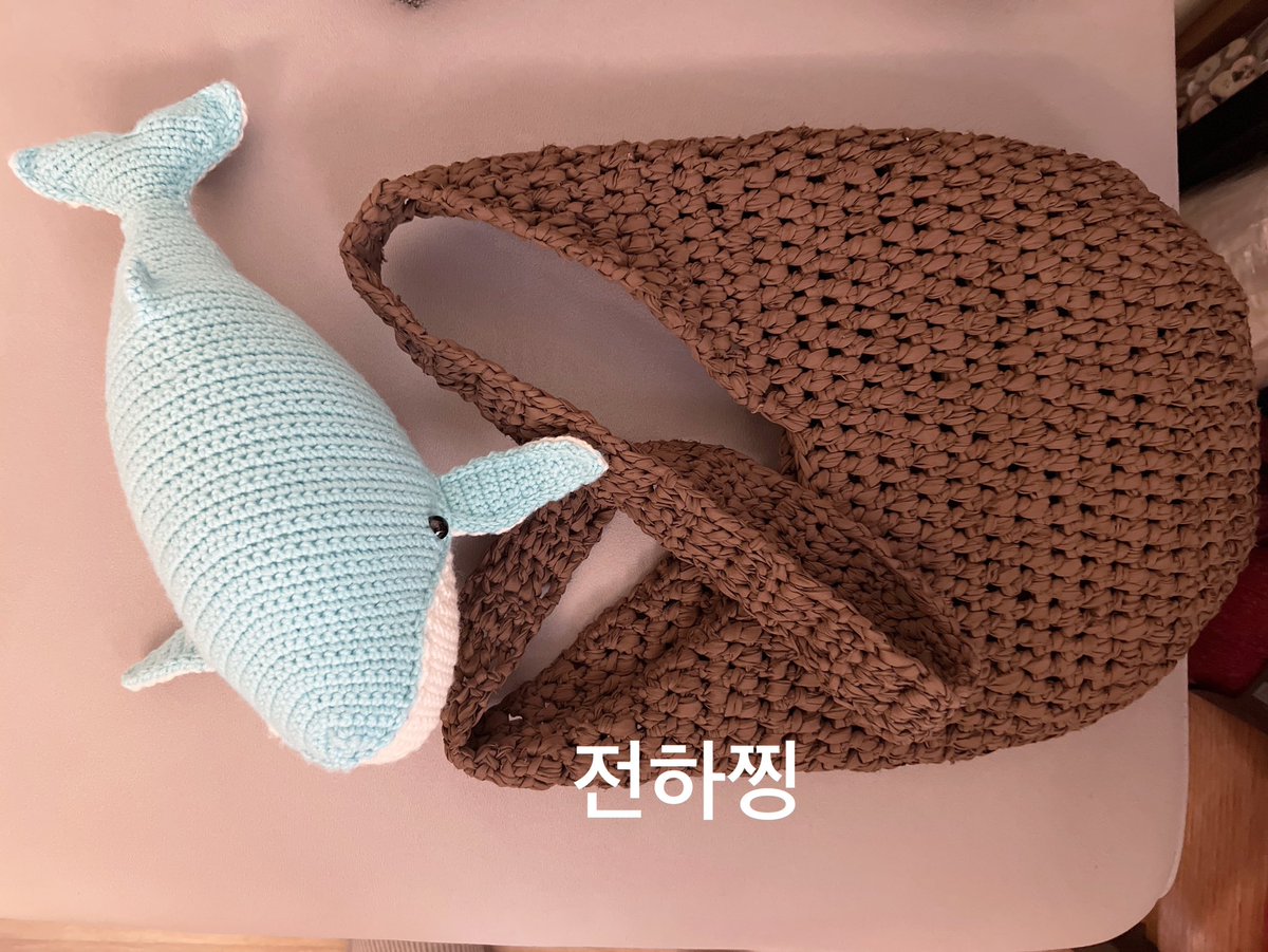 저 지금 미친듯이 심장 뛰어요.. 저 가방 제가 떠서 진기 줬는데 이렇게 인증 되다니ㅜㅜㅜㅜ

#ONEW #온유