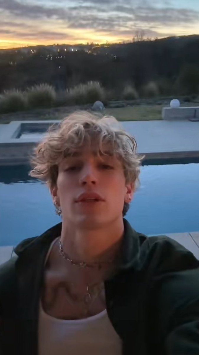 Leti_hacker's tweet image. Quando o seu idolo é mais bonito que o por do sol, vc já sabe que ganhou na vida ❤️❤️