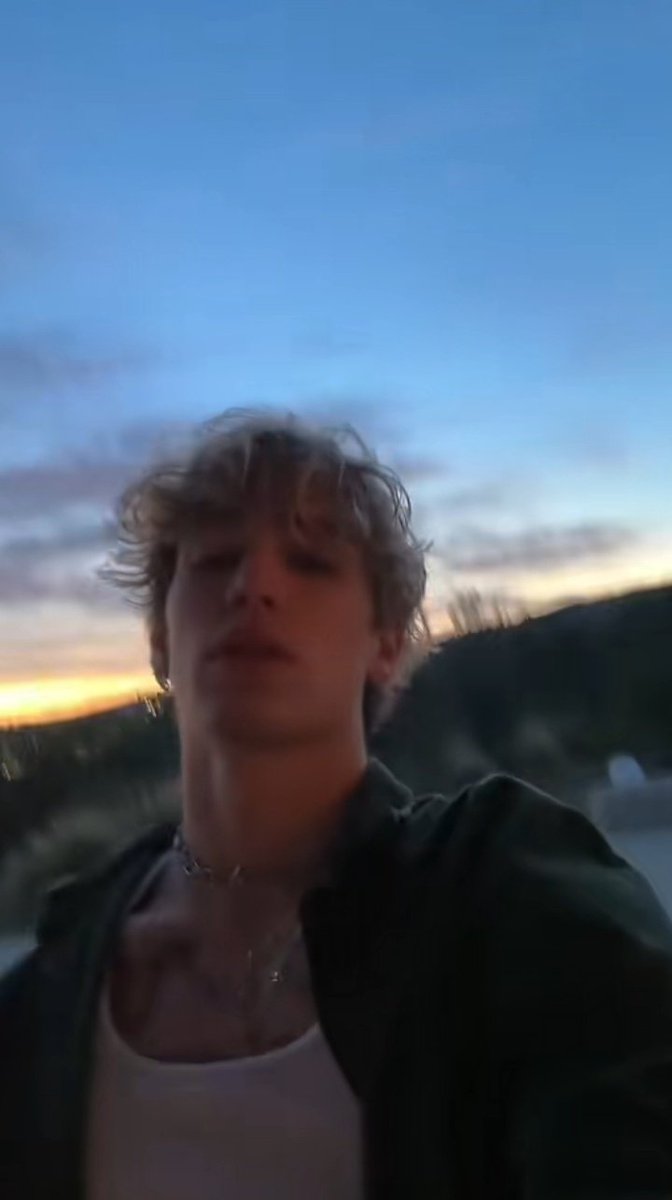 Leti_hacker's tweet image. Quando o seu idolo é mais bonito que o por do sol, vc já sabe que ganhou na vida ❤️❤️