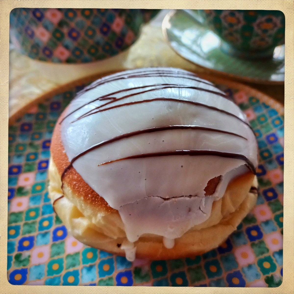 JerySchober's tweet photo. Zum Anlass des #Faschingsdienstag gönne ich mir einen Vanillekrapfen vor dem täglichen Spaziergang 🍩🌲🍂

#krapfen #vanillekrapfen #enjoyfood #autorenleben #autorinnenleben #autor_innenleben #austrianfantasy #faschingdienstag #faschingskrapfen #krapfenzeit https://t.co/8n04LqMmtl