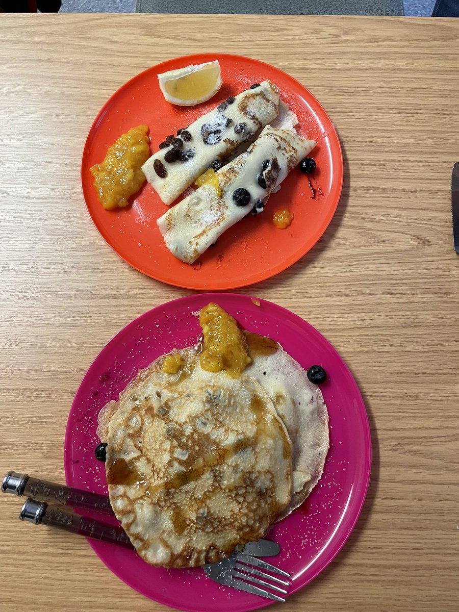 Doing pancake day the right way on ward F 😍😍 hats of to the chef, one of our patients is a fabulous cook🤤🥞 #PancakeDay #mentalhealth #meaningfulactivity