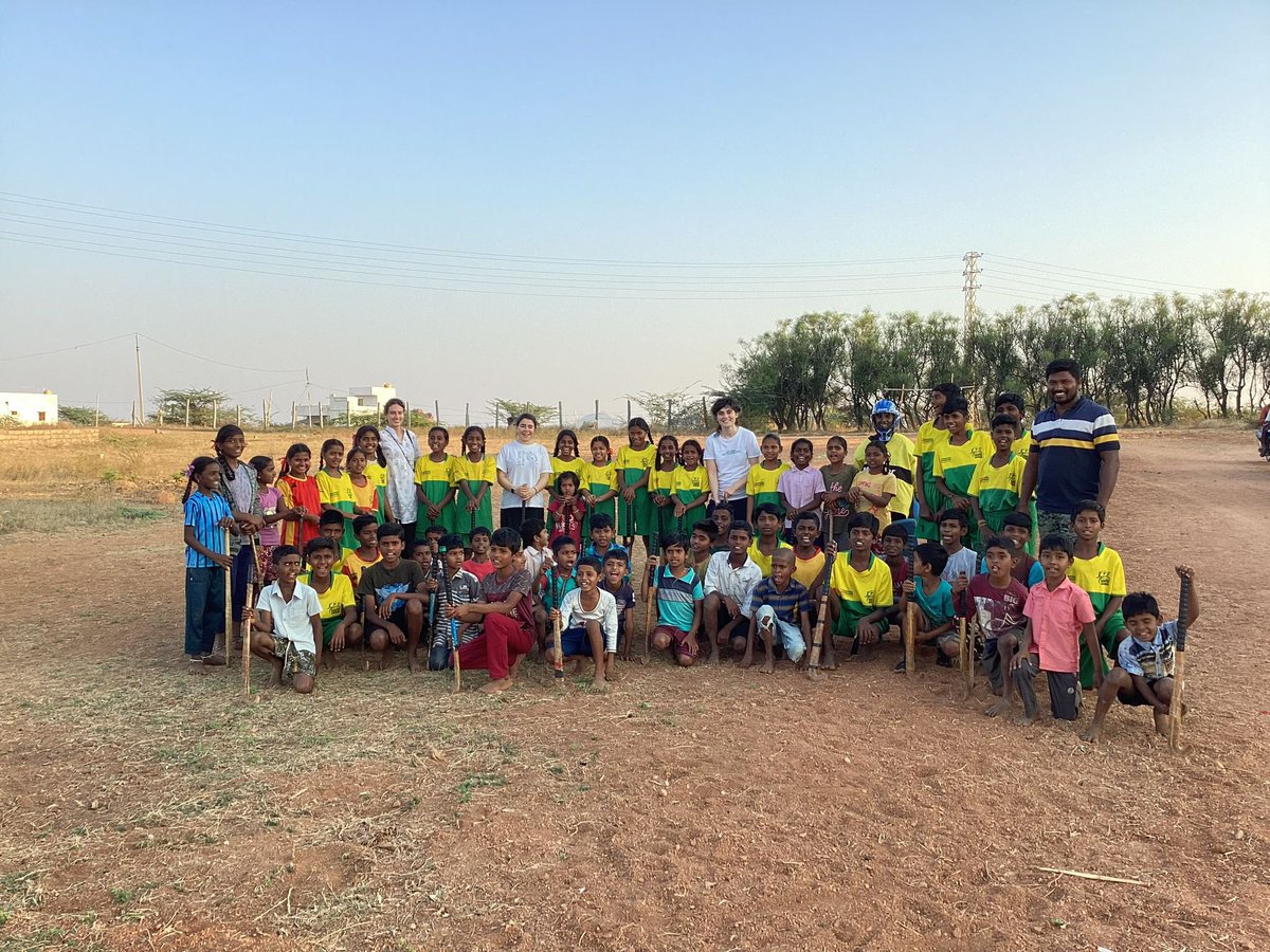 inefcat's tweet photo. 🇮🇳 INEFC Social | L'alumna Montse de Paco i la professora @susannasp16, visiten @fvicenteferrer, a Anantapur, per conèixer els programes d'esports

📍Avui un Grassroot i un centre d'educació secundària per a alumnat amb dificultats auditives

🤝 L'INEFC aposta per la RSC https://t.co/fdwTcWKs3i