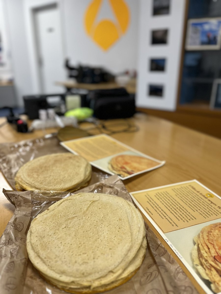 Antena3Galicia's tweet photo. Llegan a la redacción de @Antena3Galicia dos platos llenos de filloas gentileza de la Asociación Cultural da Filloa de Lestedo 🙌🏼
Por si os sirve de avance están exquisitas y, este domingo, las podéis saborear en la Festa da Filloa de #Lestedo
#plandefinde #gastronomía #Galicia https://t.co/DjhMAoKJa1