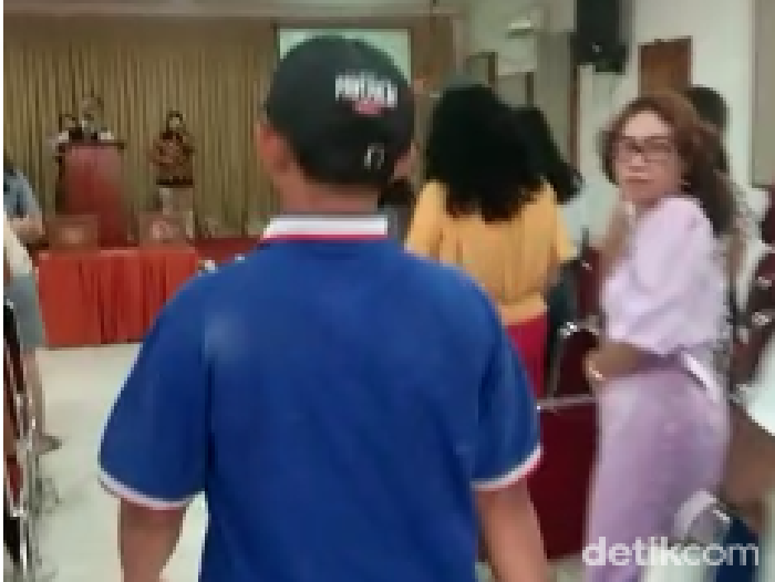 Viral Pelarangan Beribadah di Gereja, Polisi Turun Tangan dlvr.it/SjltH0