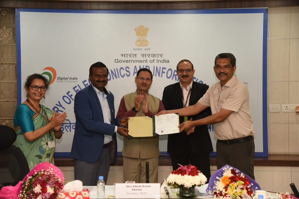 _DigitalIndia's tweet photo. Transfer of  indigenously developed EV Charger technology by MeitY to industry for commercialization. #EV #Chargers #AatmaNirbharBharat @MSH_MeitY @alkesh12sharma #CDAC @cdacindia @GoI_MeitY @_DigitalIndia https://t.co/XV0gXntK7Y