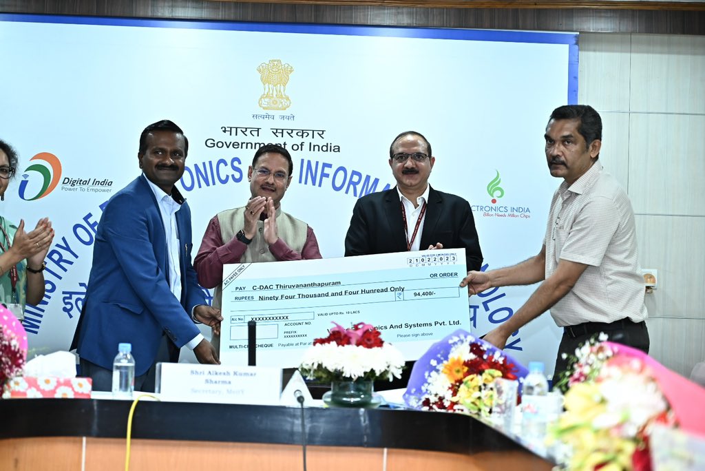 _DigitalIndia's tweet photo. Transfer of  indigenously developed EV Charger technology by MeitY to industry for commercialization. #EV #Chargers #AatmaNirbharBharat @MSH_MeitY @alkesh12sharma #CDAC @cdacindia @GoI_MeitY @_DigitalIndia https://t.co/XV0gXntK7Y