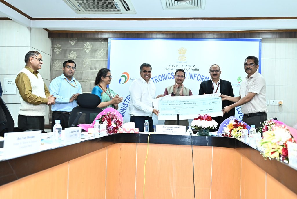 _DigitalIndia's tweet photo. Transfer of  indigenously developed EV Charger technology by MeitY to industry for commercialization. #EV #Chargers #AatmaNirbharBharat @MSH_MeitY @alkesh12sharma #CDAC @cdacindia @GoI_MeitY @_DigitalIndia https://t.co/XV0gXntK7Y