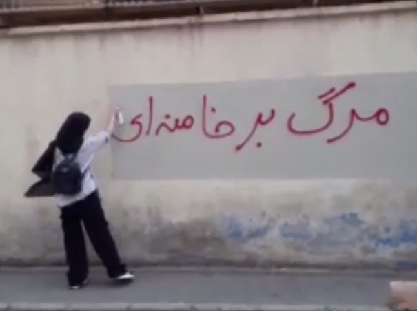 Mojtabapacino's tweet photo. دختره دقیقا همونجایی که پاک کردن رو دوباره مینویسه:)
این دیوارنویسی‌ها واقعا اهمیتش بالاست و هیچوقت نباید یه کار عادی به‌نظر بیاد
#مهسا_امینی https://t.co/mKmBYz8E4Q