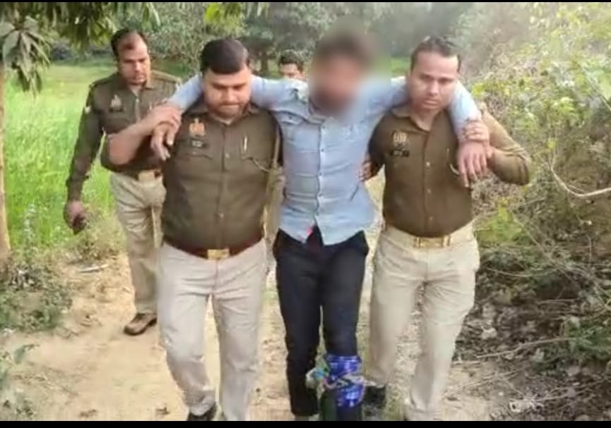 amrohapolice's tweet image. पुलिस अधीक्षक अमरोहा @langeh_ips के निर्देशन में थाना अमरोहा देहात/एसओजी/सर्विलांस टीम अमरोहा द्वारा बाद पुलिस मुठभेड़ शातिर अपराधी/गौकश अभियुक्त पैर में गोली लगने से घायल/गिरफ्तार, अवैध असलाह तमंचा/खोखा/जिन्दा कारतूस व संदिग्ध मो0सा0 बरामद ।
#UPPolice 
#CrackDownUPP
#GoodWorkUPP