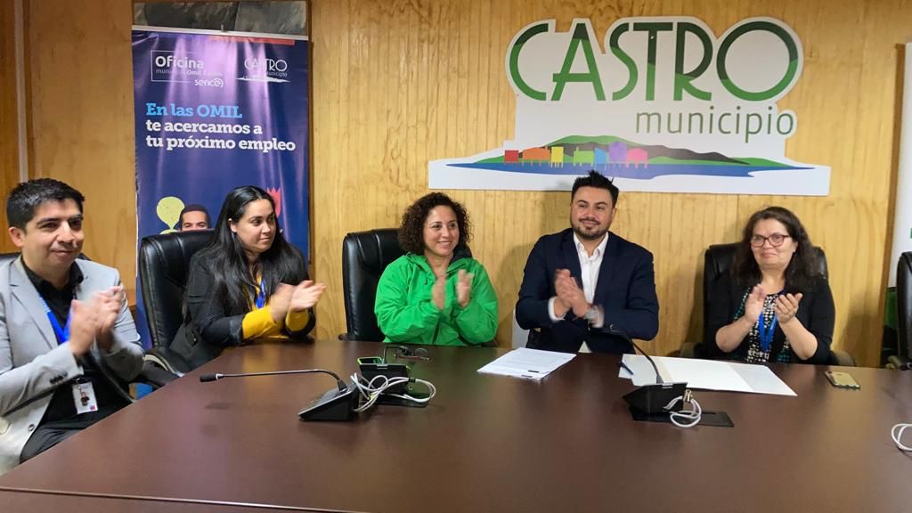 SenceLosLagos's tweet photo. Director Regional @SenceLosLagos, Mauricio Toro, con la I. Municipalidad de Castro y profesionales de la delegación presidencial de Chiloé y profesionales de OMIL firman convenio de colaboración programa Fomil.
@rrppcastro
@SenceChile https://t.co/wjd8ffrZqv