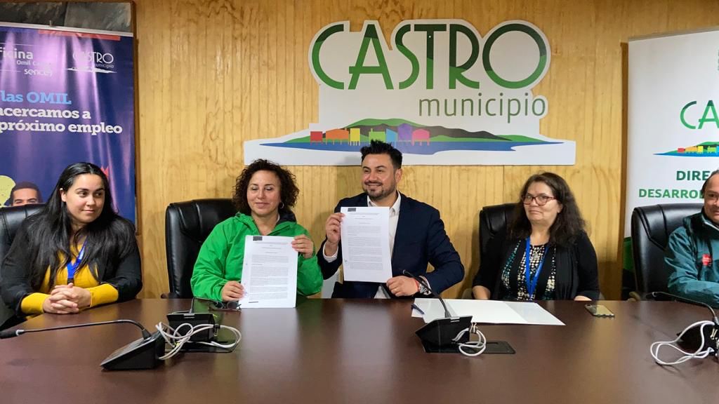 SenceLosLagos's tweet photo. Director Regional @SenceLosLagos, Mauricio Toro, con la I. Municipalidad de Castro y profesionales de la delegación presidencial de Chiloé y profesionales de OMIL firman convenio de colaboración programa Fomil.
@rrppcastro
@SenceChile https://t.co/wjd8ffrZqv