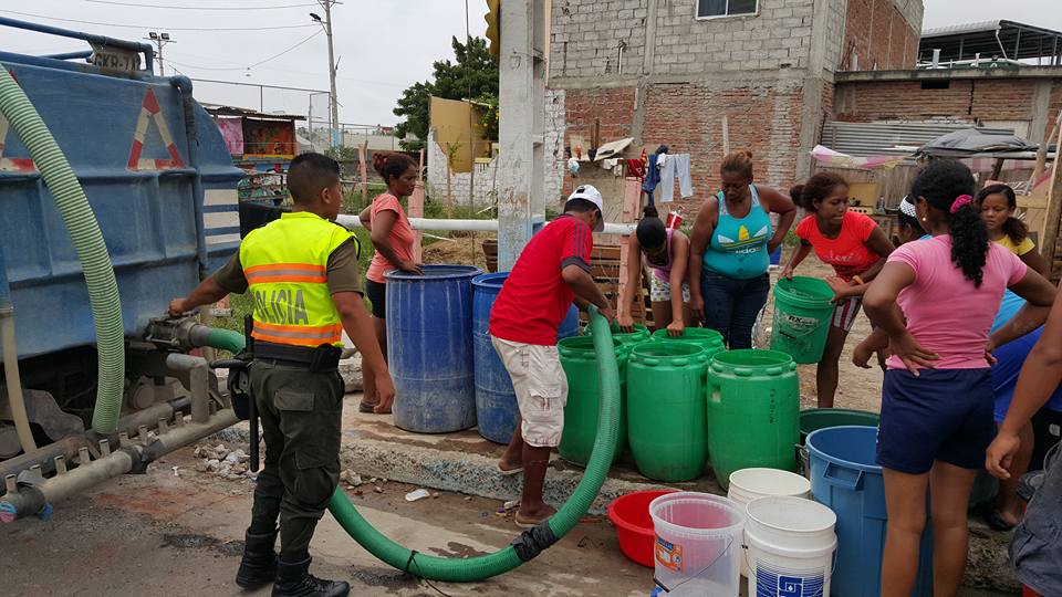 DavidRamirezPO's tweet photo. Baño de la verdad vive #Manta en este #Carnaval por emergencia sin agua. Problema crónico al que no se ha priorizado solución mientras se distraen recursos en obras innecesarias y distracciones. Así funciona la política, cero planificación. @AguasdeManta @Municipio_Manta https://t.co/L4jiY3BG5A