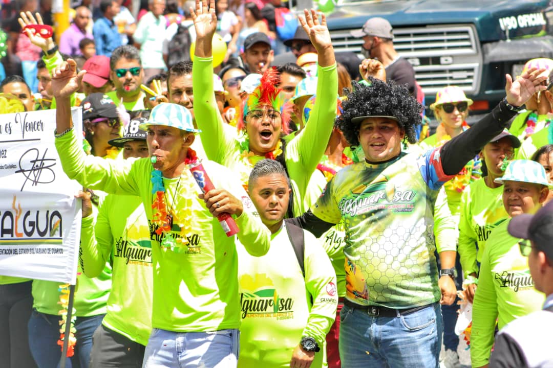 NicolasMaduro's tweet photo. Nuestro pueblo está celebrando los Carnavales con satisfacción, alegría, fraternidad y Paz, llenando las calles de cada parroquia con actividades culturales, música, papelillos y comparsas. ¡Felices fiestas! https://t.co/IbzEJZxQ3y