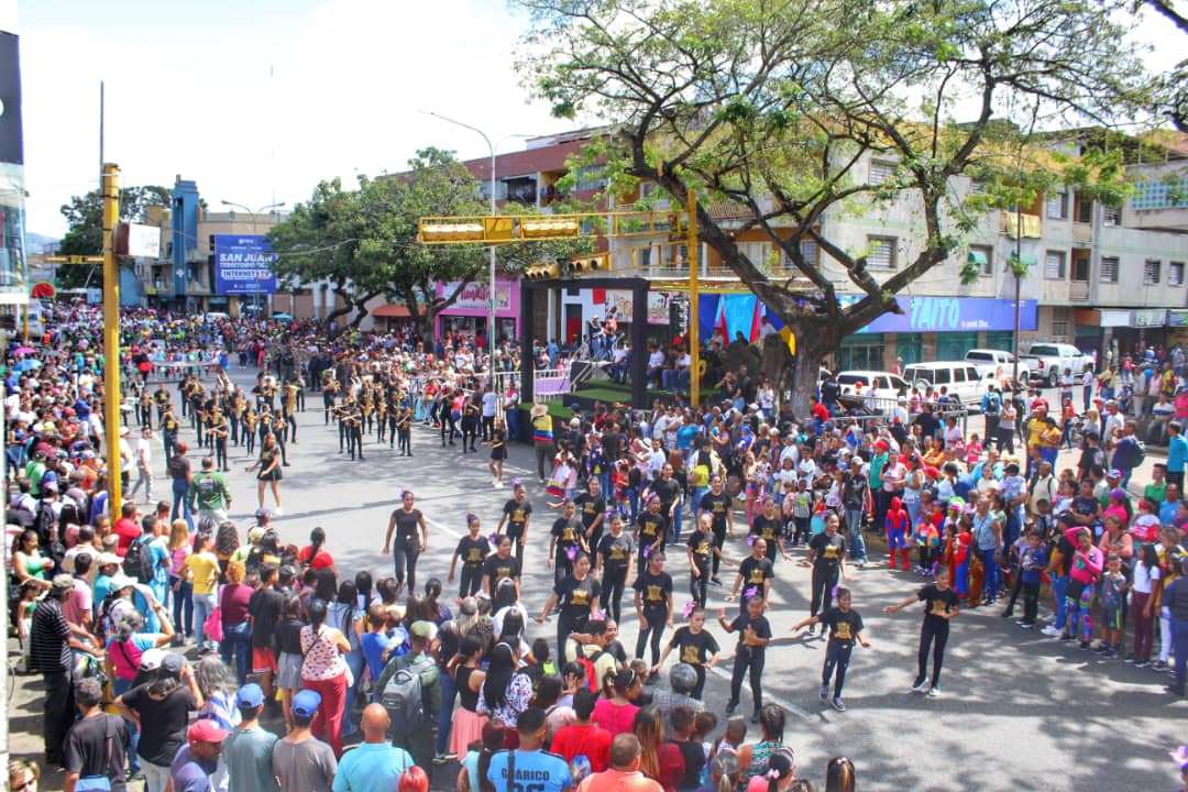 NicolasMaduro's tweet photo. Nuestro pueblo está celebrando los Carnavales con satisfacción, alegría, fraternidad y Paz, llenando las calles de cada parroquia con actividades culturales, música, papelillos y comparsas. ¡Felices fiestas! https://t.co/IbzEJZxQ3y