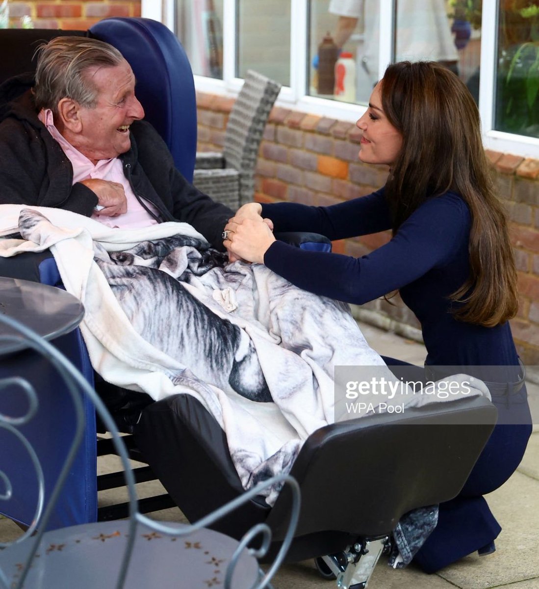 RoyallyBelle_'s tweet image. This photo of the Princess of Wales meeting Raymond at the nursing home engagement is so heartwarming🥰