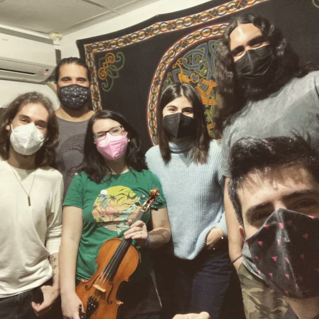 vaelfolk's tweet photo. Es una suerte habernos encontrado y hacer música juntos. Nuestro objetivo es crear canciones que os inspiren, os hagan sentir y os sirvan de punto de encuentro, como lo son para nosotros. Y eso es lo que podéis esperar de nuestro siguiente trabajo ☺️ Gracias por hacerlo posible! https://t.co/pyDHiZSav1