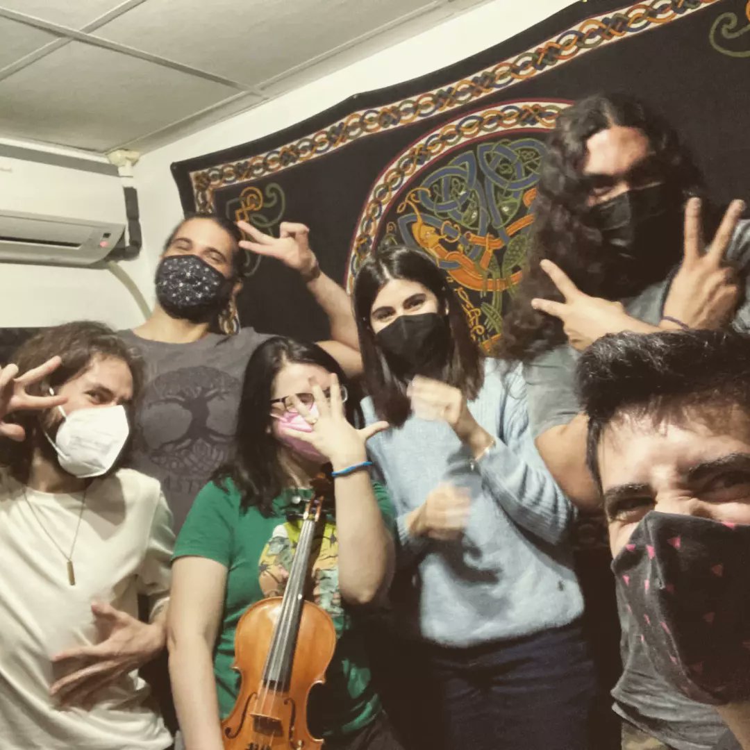 vaelfolk's tweet photo. Es una suerte habernos encontrado y hacer música juntos. Nuestro objetivo es crear canciones que os inspiren, os hagan sentir y os sirvan de punto de encuentro, como lo son para nosotros. Y eso es lo que podéis esperar de nuestro siguiente trabajo ☺️ Gracias por hacerlo posible! https://t.co/pyDHiZSav1