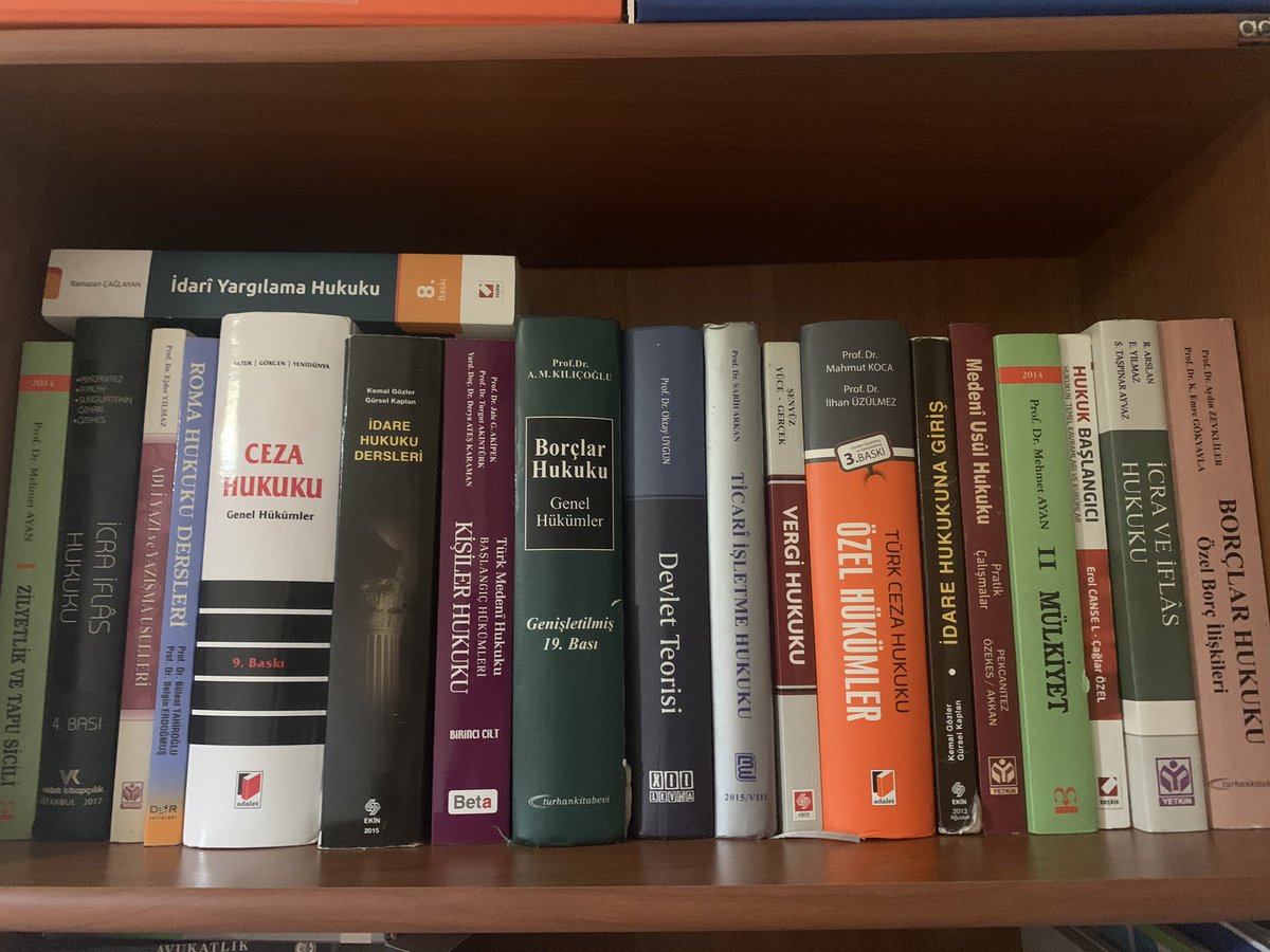 Askıda kitap!

Afetlerde kitapları zarar gören hukuk öğrencilerine fotoğrafta yer alan kitaplar ücretsiz verilecektir.
İletişim için DM.