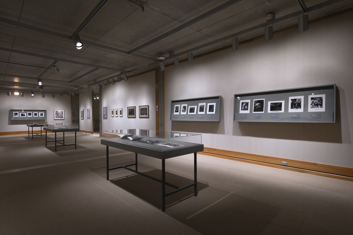 YaleBritishArt's tweet photo. It's the final week to see "Bill Brandt | Henry Moore" in our third-floor galleries. Learn more: https://t.co/BgVJBcb2Kj
Image details:
"Bill Brandt | Henry Moore" installation, YCBA, all photos by Richard Caspole
.
#Yale #YaleBritishArt #YCBA https://t.co/KzwW5LO9Zi
