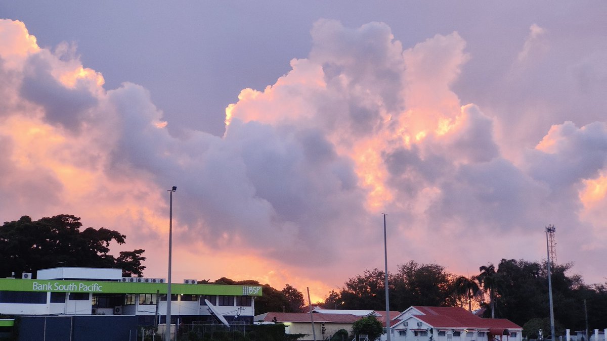 JeremyVuna's tweet photo. Gracing by the beauty of Nature declared by the Golden-sky in the heart of Nuku'alofa, Tongatapu.
#sunset_view https://t.co/dgV5lVD3RQ