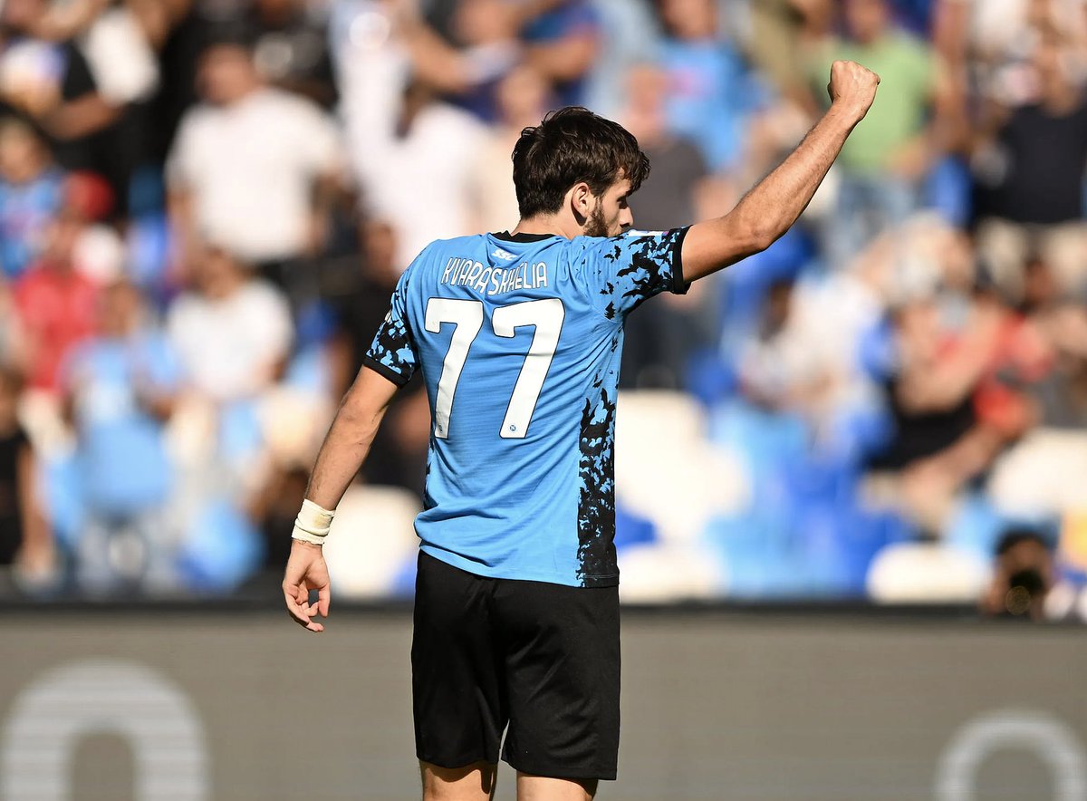 🇬🇪 Khvicha Kvaratskhelia.

Un tío con un nombre más díficil que la clave del Wifi al que la guerra de Rusia cambió su destino.

Su primer ídolo fue Guti.

Tras Maradona en 1990, Nápoles vuelve a soñar con el Scudetto gracias a un georgiano con el 77 a la espalda.

Su historia. 🧵