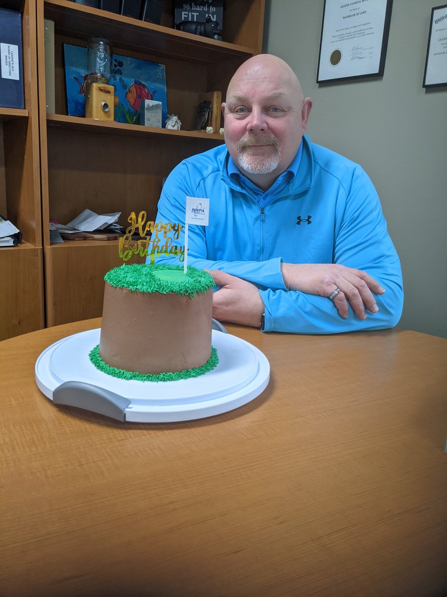 SOCKMONK39's tweet photo. Happy Birthday Mr. President, ...and look at that putting green cake by our nrpa confectionery genius, Janet #cakefarmer #59 https://t.co/xPgWssCk8I