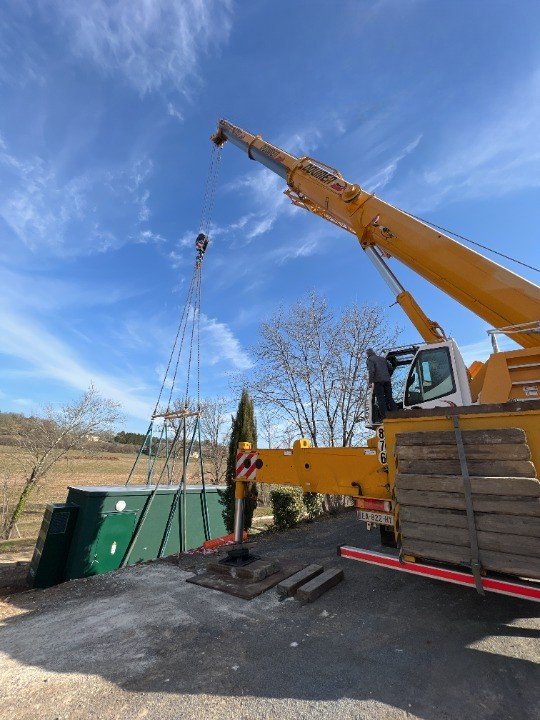 [FIBRE]🚧Installation du NRO de Sainte Foy de Longas📍
👉Il s’agit du 36ème installé en Dordogne sur les 39 NRO qui seront installés dans le cadre des travaux de la phase 2 (débutée en 2021) du déploiement de la fibre. 
👉Le NRO desservira 6 armoires de rue. #fibre #dordogne
